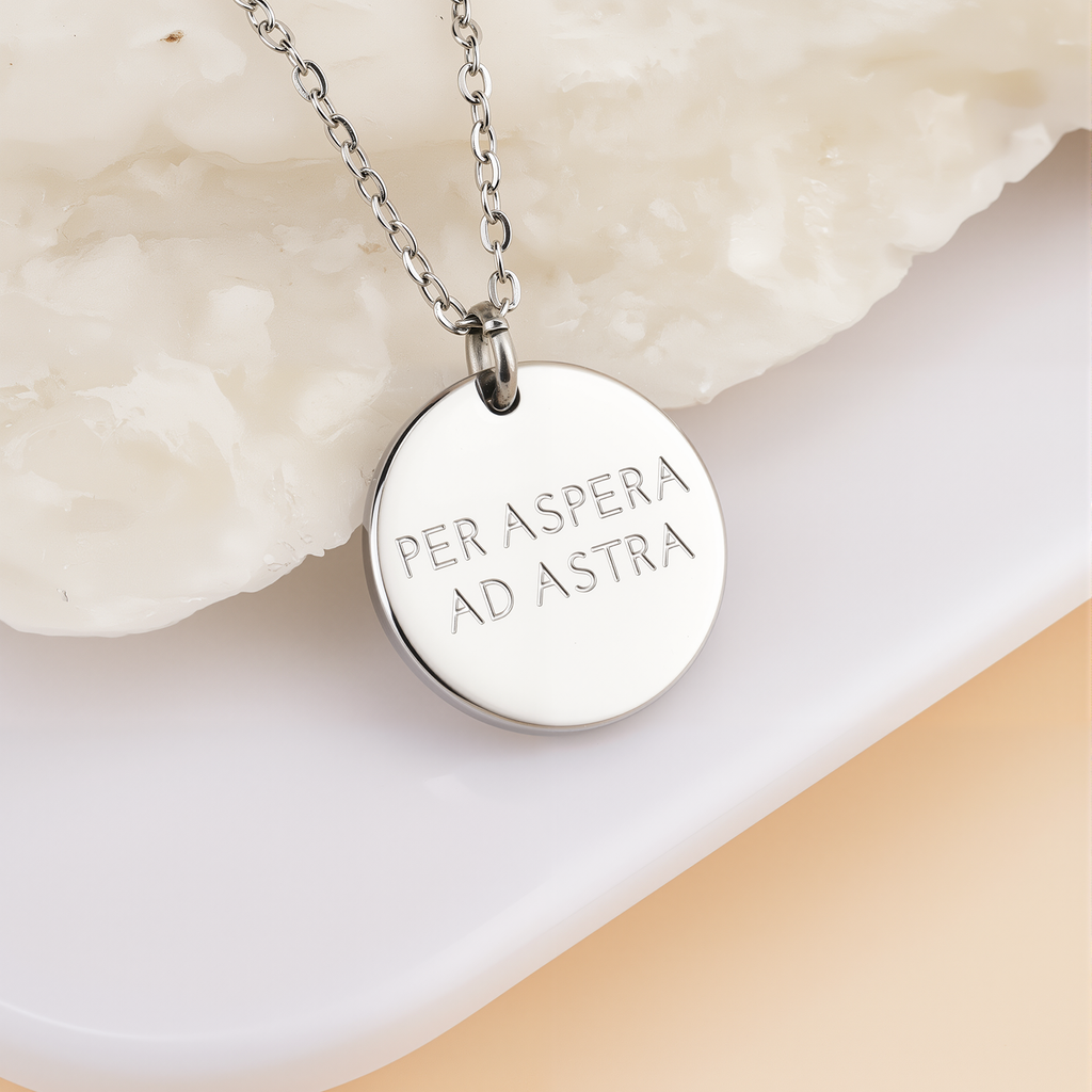 Per Aspera Ad Astra Coin Halskette – Simple Pledge
