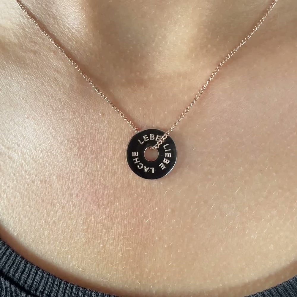 HAKUNA MATATA Circle Halskette am Hals getragen